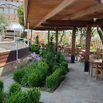 Agroturizem Kodra E Kuajve Resort Škalngur