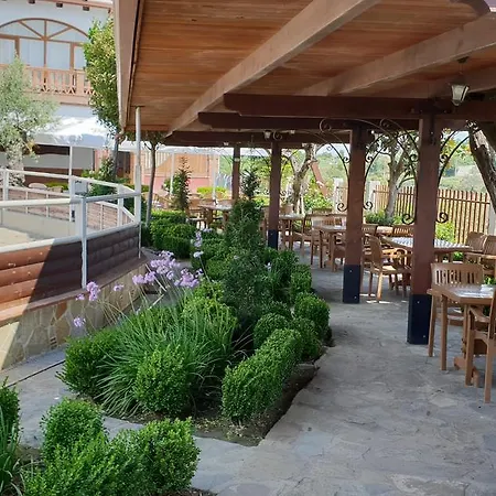 Agroturizem Kodra E Kuajve Resort Škalngur